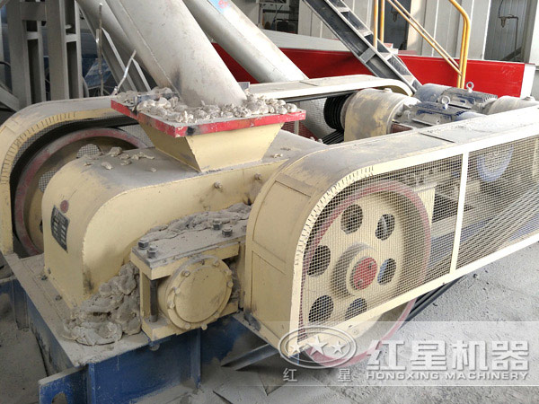 對輥破碎機(jī)現(xiàn)場圖