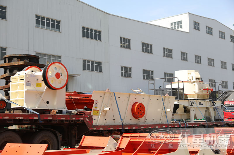 912機砂石料生產(chǎn)線設(shè)備發(fā)貨現(xiàn)場