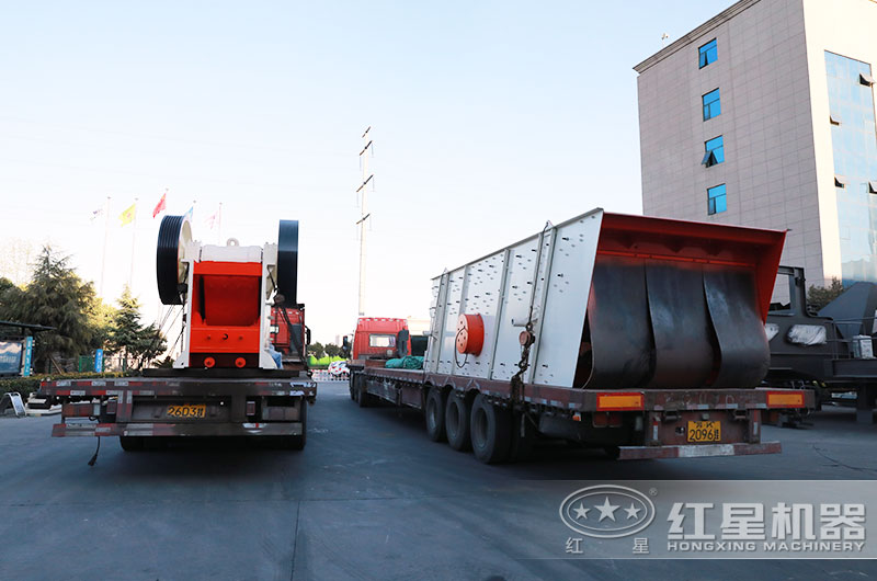 紅星水泥塊破碎機(jī)裝車發(fā)貨中