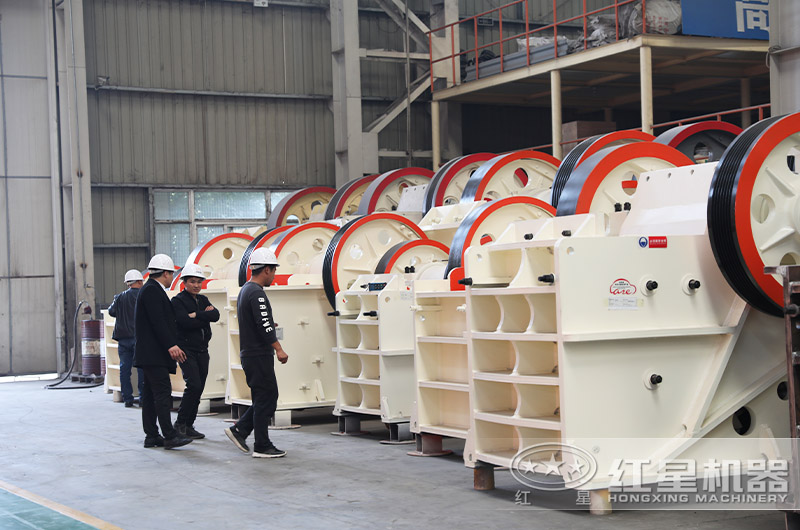 客戶來紅星車間參觀大型顎破石子機