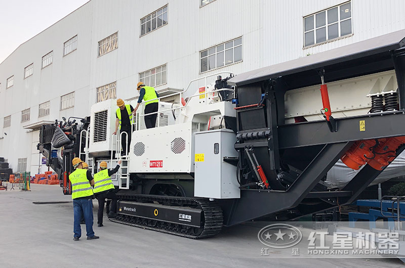 客戶來廠考察移動石子破碎一體機