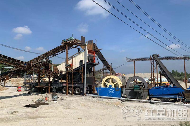 移動(dòng)破碎機(jī)生產(chǎn)現(xiàn)場(chǎng)