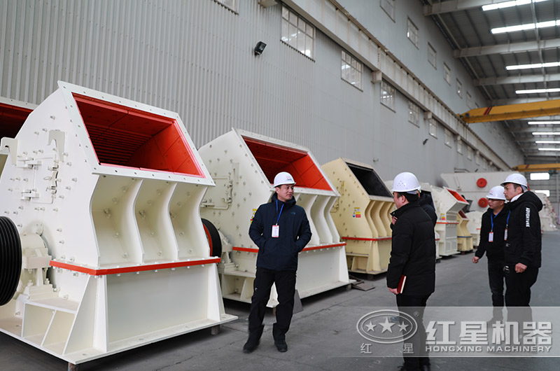 客戶來廠考察錘式破碎機設(shè)備