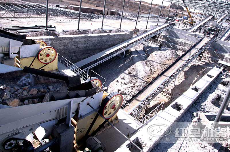 石料粉碎設(shè)備作業(yè)現(xiàn)場(chǎng)