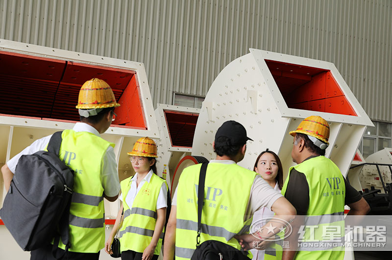 客戶來廠考察廢玻璃加工設(shè)備 客戶來廠考察廢玻璃加工設(shè)備