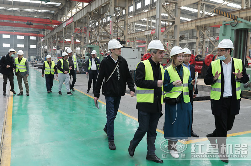 客戶一行來廠考察水泥塊破碎機(jī)設(shè)備