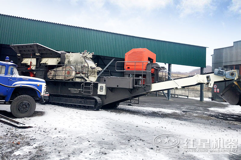 移動煤炭粉碎機(jī)作業(yè)現(xiàn)場