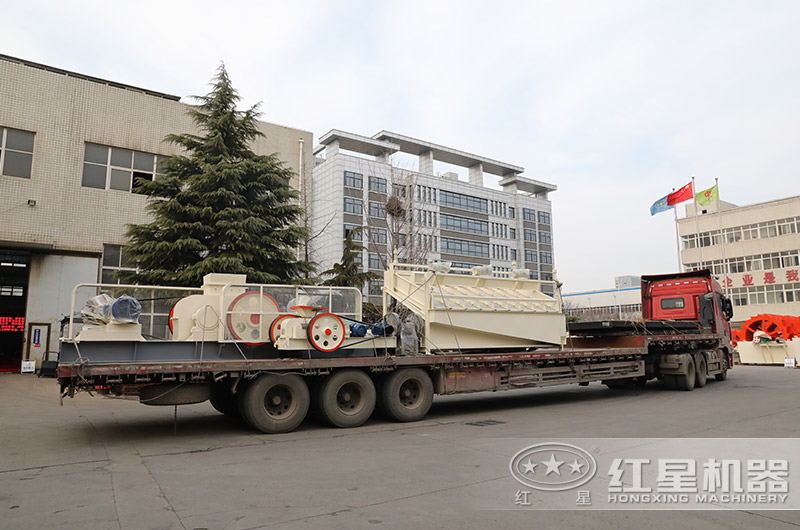 紅星對輥破碎機裝車發(fā)貨現(xiàn)場