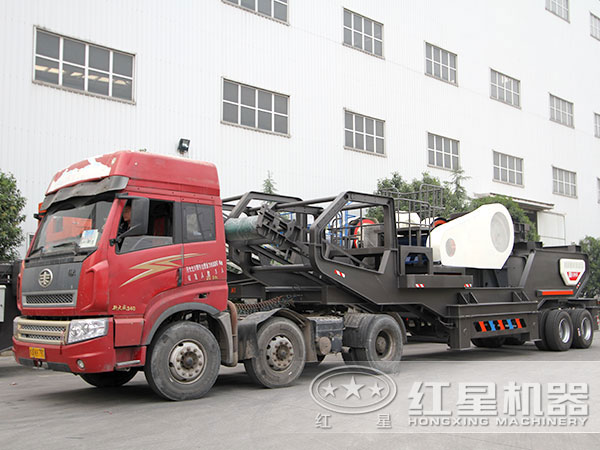 準備發(fā)貨的車載移動式建筑垃圾破碎機