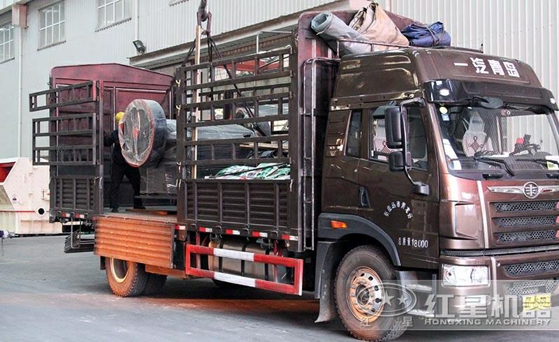 250×750細(xì)顎式破碎機(jī)發(fā)貨現(xiàn)場