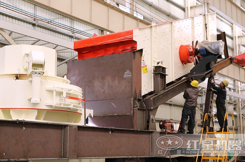 技術(shù)人員正在組裝移動碎沙機(jī)