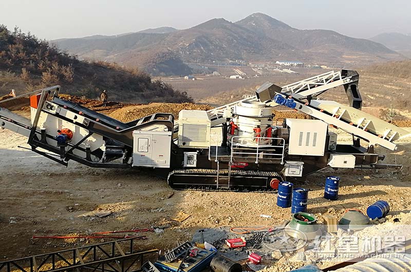 履帶式建筑廢料破碎機(jī)客戶現(xiàn)場(chǎng)