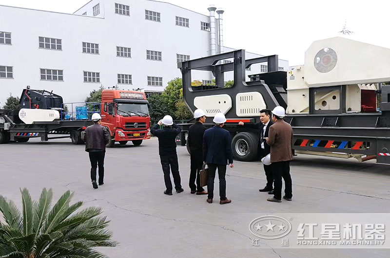 經(jīng)理陪同客戶參觀