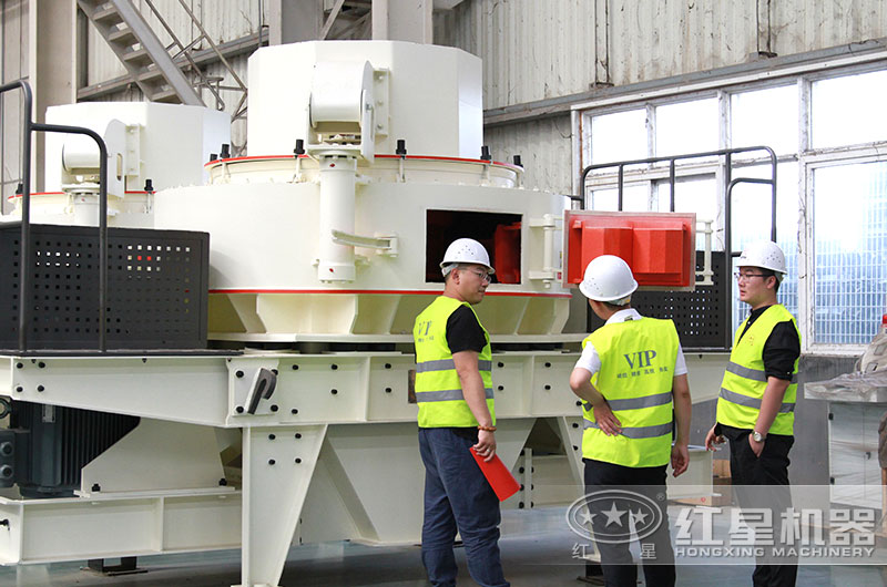 客戶正在考察河卵石制砂機(jī)設(shè)備 客戶正在考察河卵石制砂機(jī)設(shè)備