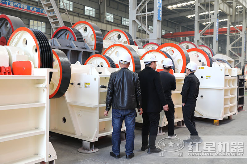 客戶來廠參觀，經(jīng)理陪同做詳細(xì)介紹