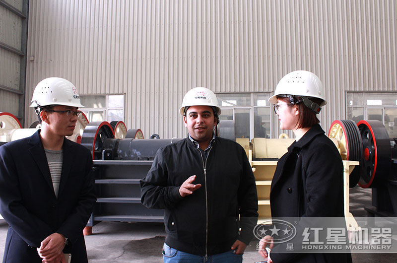 顎式破碎機(jī)客戶(hù)來(lái)廠考察 顎式破碎機(jī)客戶(hù)來(lái)廠考察