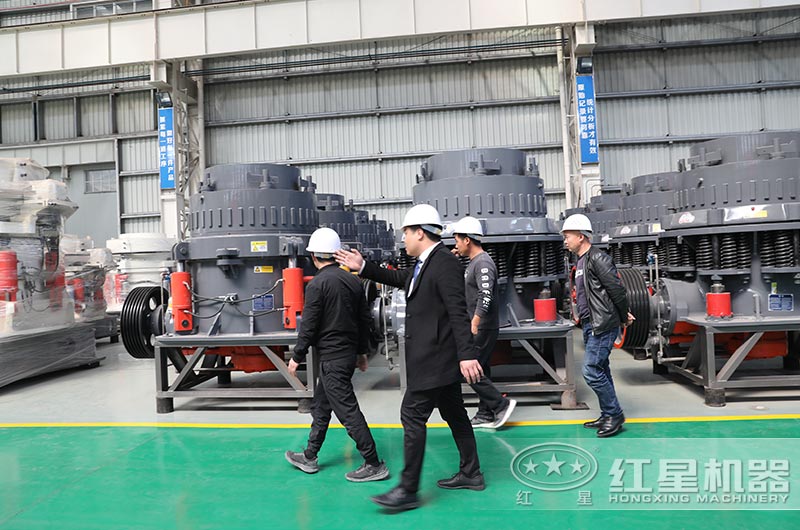 四川客戶來廠區(qū)近距離了解石料加工設備