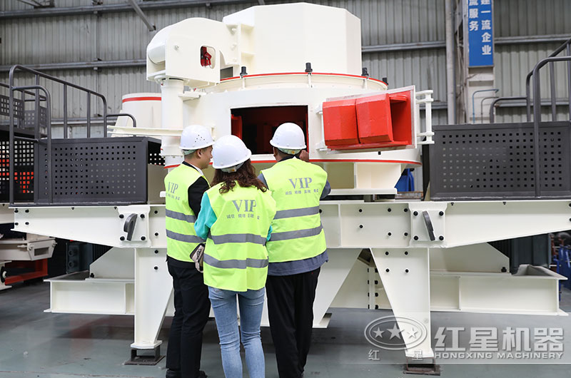 客戶來廠區(qū)參觀滿足時產(chǎn)100噸鵝卵石制砂機