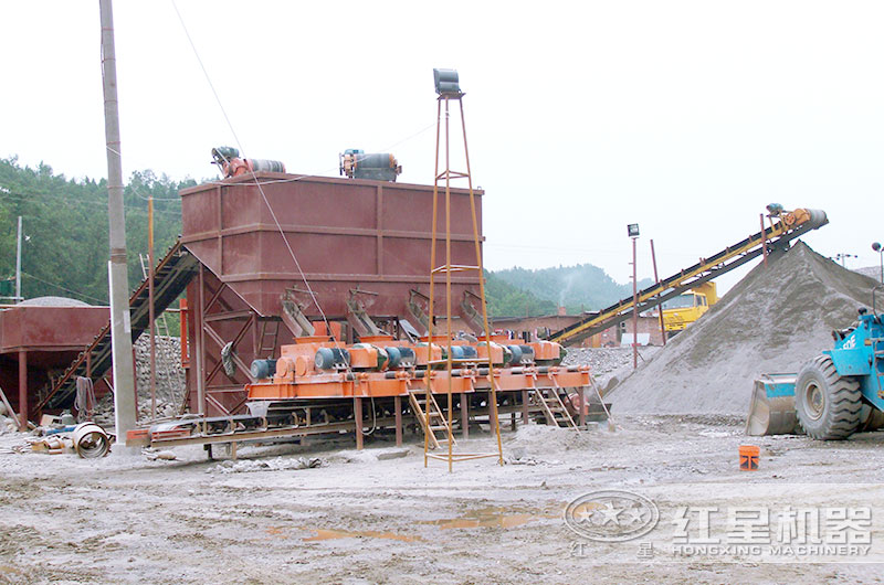 小型石料制沙機生產(chǎn)現(xiàn)場 小型石料制沙機生產(chǎn)現(xiàn)場