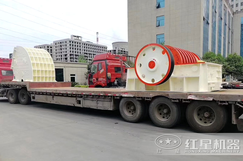 紅星時產(chǎn)3000噸的PCZ2225重錘式破碎機發(fā)貨現(xiàn)場 紅星時產(chǎn)3000噸的PCZ2225重錘式破碎機發(fā)貨現(xiàn)場