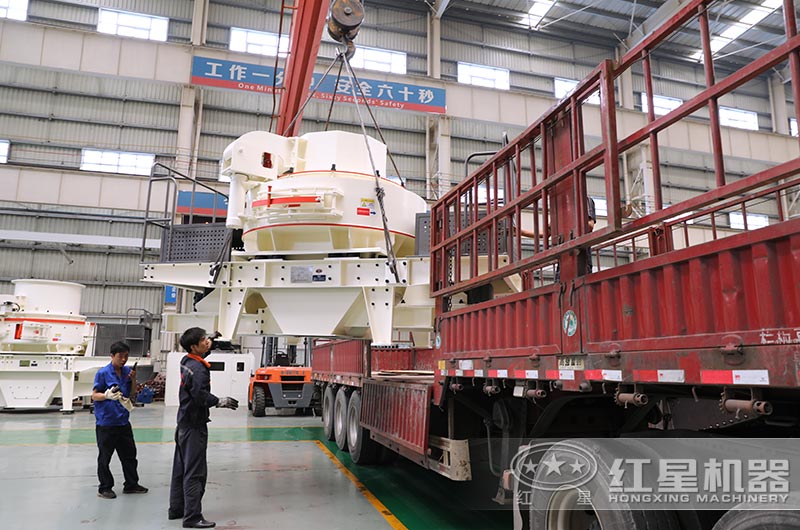 紅星石頭碎石機裝車準(zhǔn)備發(fā)往甘肅