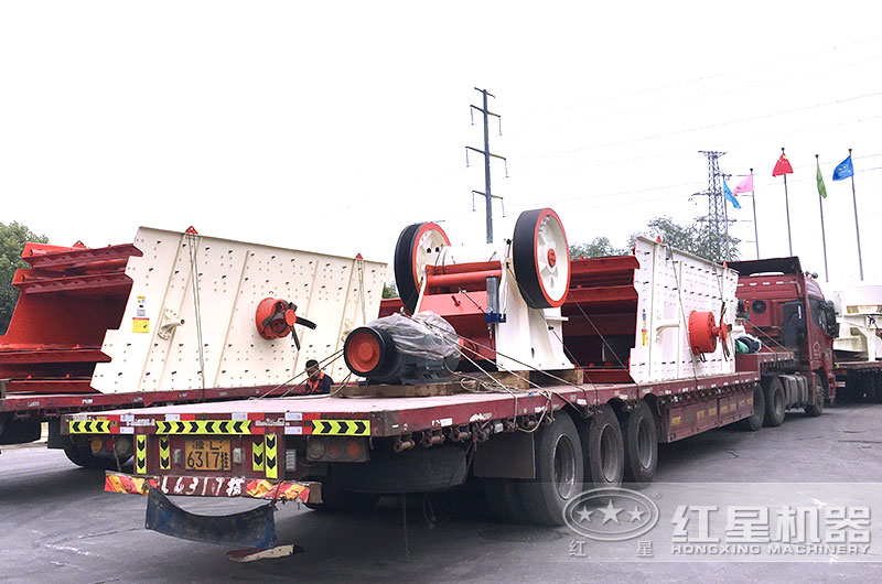 時(shí)產(chǎn)500噸1215破碎機(jī)發(fā)貨現(xiàn)場(chǎng)