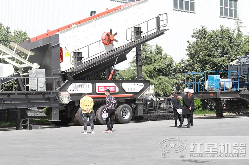 紅星客戶到廠考察、選擇移動(dòng)式破碎機(jī)