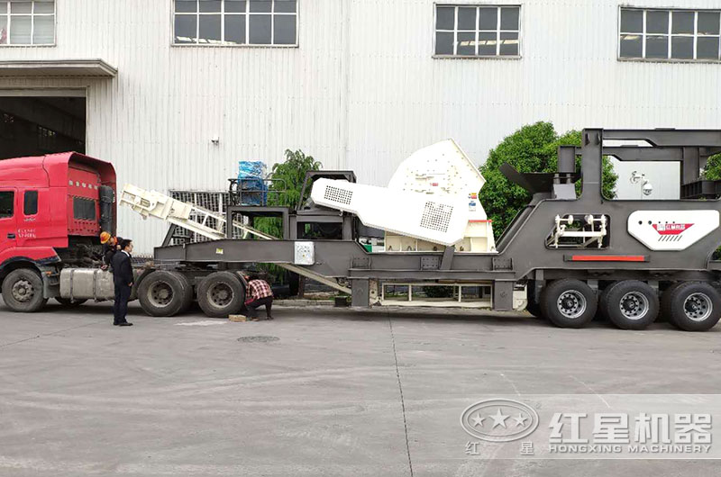 移動(dòng)錘式破碎機(jī)發(fā)往湖南