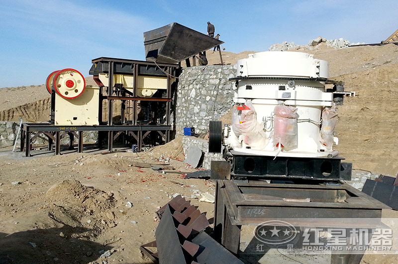 大夾石機(jī)生產(chǎn)線正在安裝，鄂破機(jī)和圓錐破已準(zhǔn)備就緒