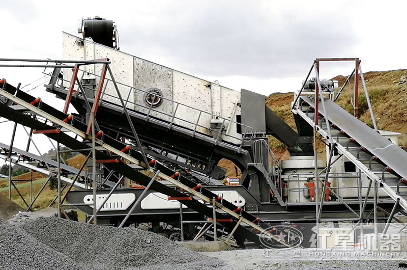 圓錐移動(dòng)破碎機(jī)設(shè)備生產(chǎn)現(xiàn)場(chǎng)，輪胎式