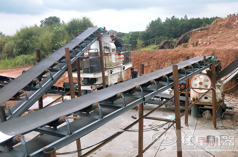 鵝卵石制砂生產(chǎn)線，鵝卵石制砂機(jī)正在安裝中