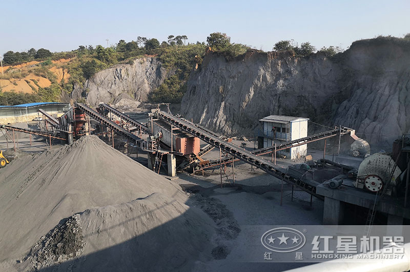 重錘式破碎機(jī)工作現(xiàn)場(chǎng)