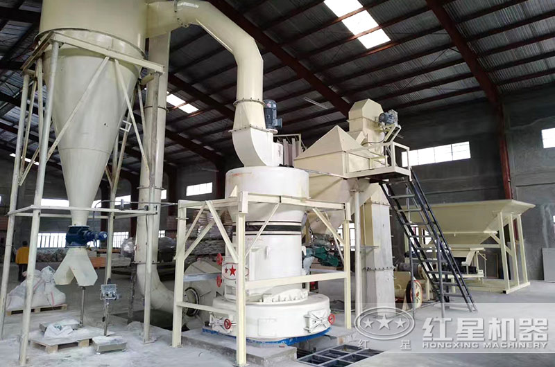 雷蒙磨粉機作業(yè)現(xiàn)場