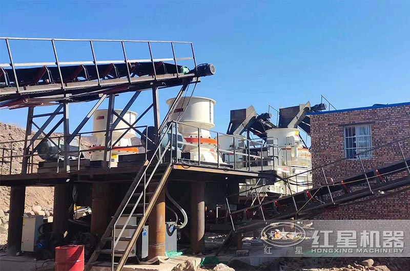 小石料中、細(xì)碎制砂現(xiàn)場